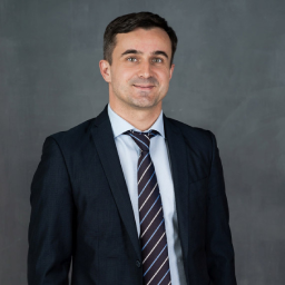 Dr. Márk Roland